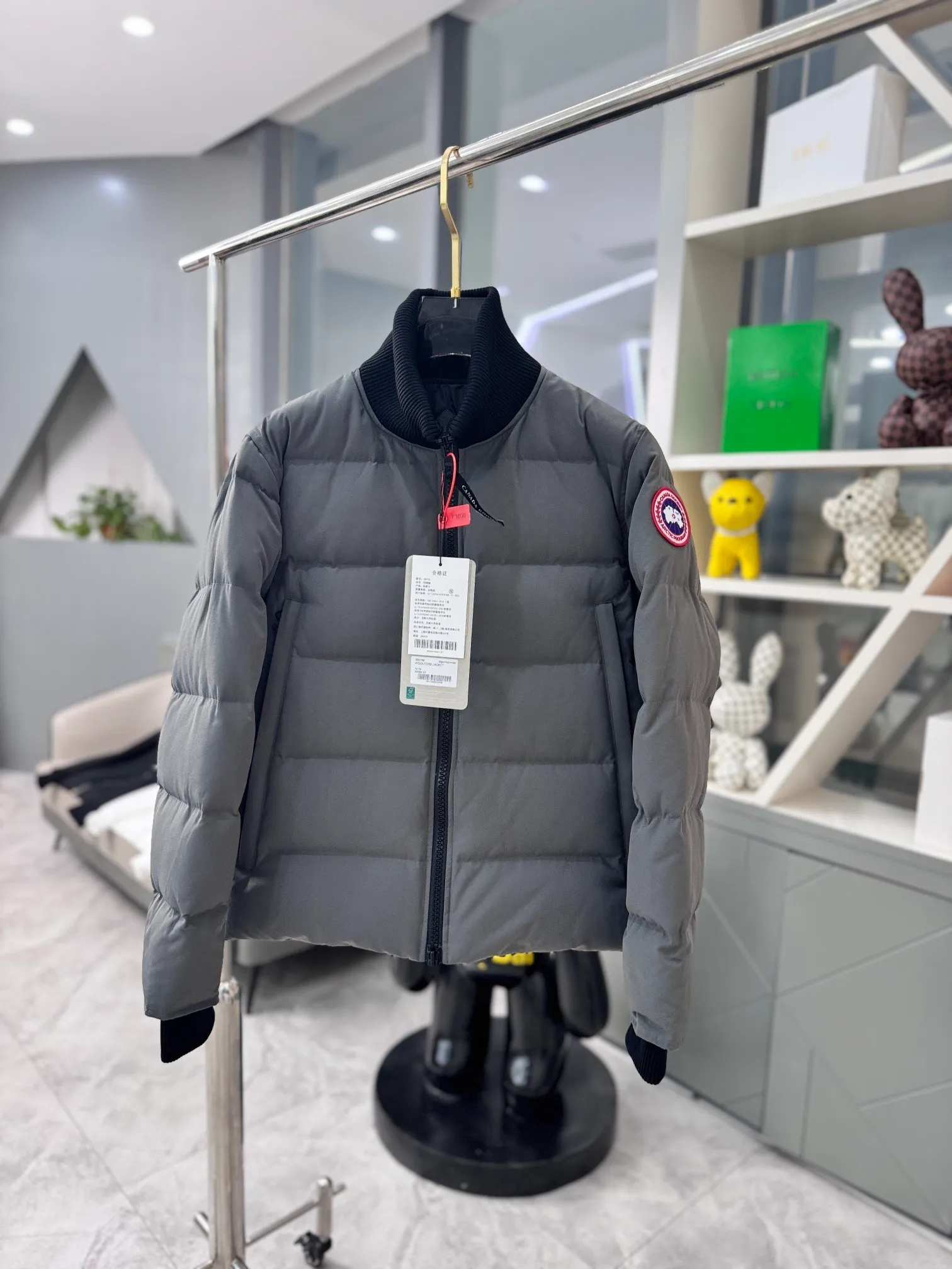 P740 ganand goose42 new short style for men. The most popular autumn and winter items on Instagram in recent years. More and more people are choosing down jackets. Fur collar: wolf hair! Super 3D technology waterproof fabric treatment, perfect wind resistance, cold resistance, and super temperature resistance! Built-in plush thermal storage and warmth, fast heating and quick warming up! Personalized design, exquisite craftsmanship, smooth to the touch, and comfortable on the skin. Double-layer windproof cuffs, windproof and antifreeze! The pocket design is beautiful and practical. Down jackets have been the most popular thermal suit in the world in the past two years, and they have far surpassed the down jackets in the kingdom. At the same time, the style is classic and never goes out of style. Don’t be afraid of this cold winter, you only need a down jacket and you can get it done. Black: lime, black, graphite gray Size: s-3xl